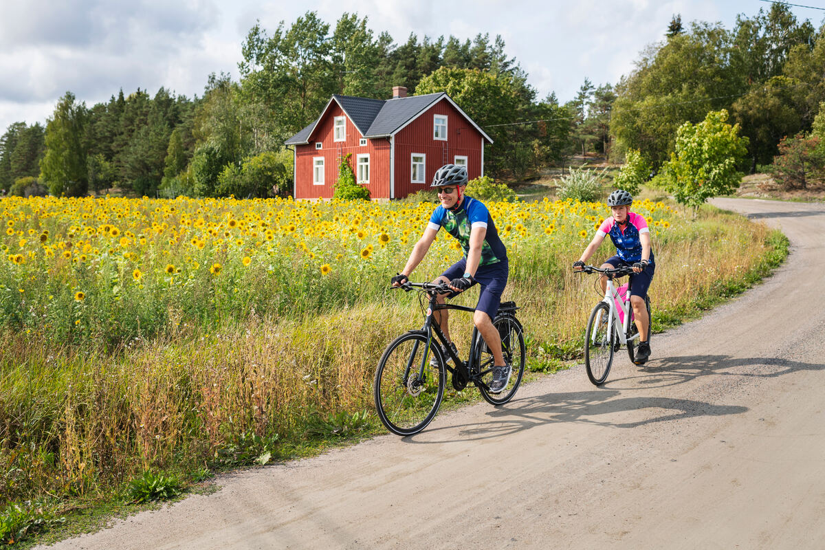 Polkupyöräilijöitä hiekkatiellä